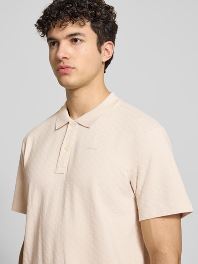 Männermodel trägt Regular Fit Poloshirt mit Logo von G-Star Raw aus Reine Baumwolle mit Knopfleiste, Herren, Nahaufnahme Oberkörper.