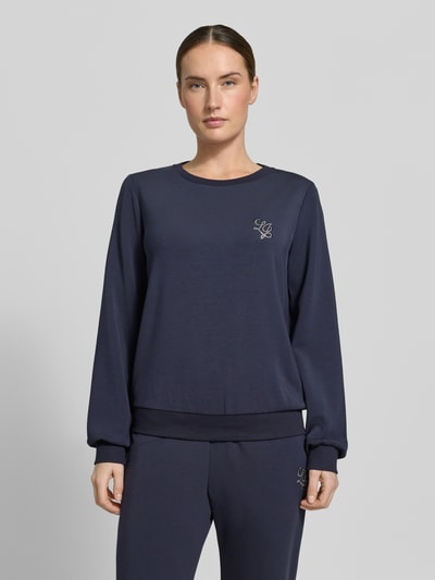 Frauenmodel trägt Sweatshirt aus Modal-Mix mit Rundhalsausschnitt von LIU JO SPORT in Dunkelblau mit Logo, Regular-Fit, Ganzkörperansicht von vorne.