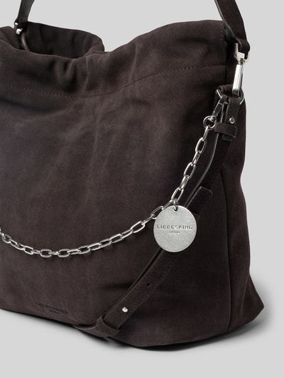 Productfoto, Handtasche aus echtem Veloursleder Modell 'Lya' van LIEBESKIND BERLIN in donkerbruin suède met reliëflogo, hoofdvak met tunnelkoord, afneembare schouderband, breedte 44 cm, lengte 36 cm, diepte 16 cm, bandlengte 120 cm, zilverkleurige metalen ketting, gladde textuur