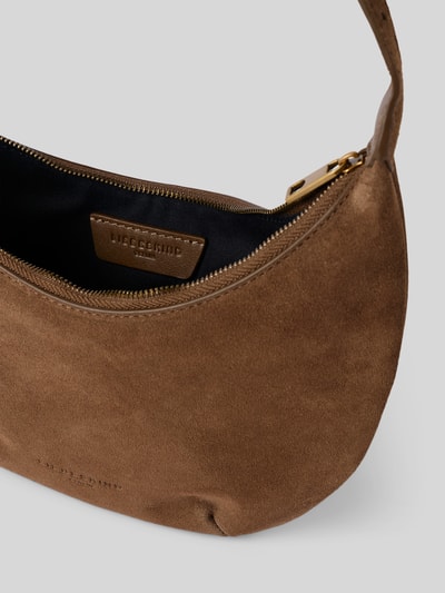 Produktfoto, Hobo Bag mit Logo-Prägung Modell 'RYKER' von LIEBESKIND BERLIN aus braunem Velours mit Hauptfach, Reißverschluss und Schultergurt, abgerundete Form, samtige Textur, Maße 27 cm Breite, 22 cm Länge, 5 cm Tiefe, Schulterriemen 43 cm.