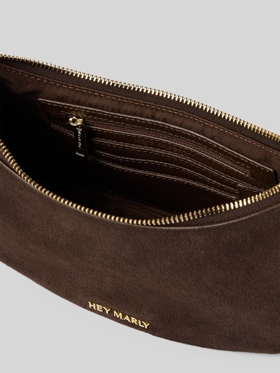 Productfoto, bruine Hobo Bag uit rundleer met label-detail model 'Lifetime Sister' van Hey Marly, hoofdvak met ritssluiting, detailopname, 25x19x8 cm, verstelbare schouderriem 94 cm