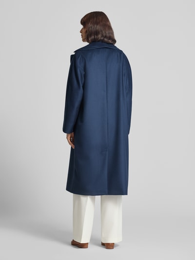 Frauenmodel trägt Regular Fit Mantel aus reiner Schurwolle Modell 'RESINA' von Weekend Max Mara in Dunkelblau, glatte Textur, Ganzkörperansicht Rückansicht.