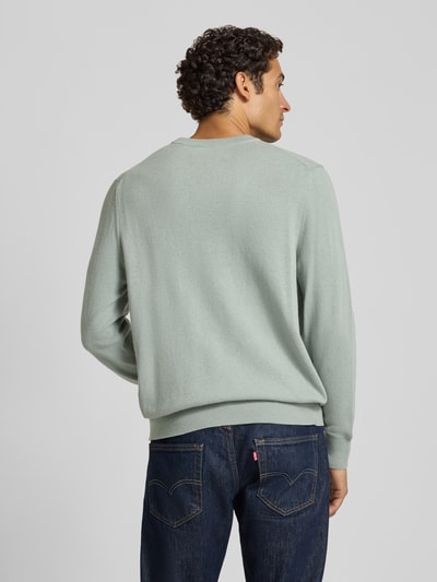 Männermodel trägt Regular Fit Pullover aus Baumwoll-Mix mit Schurwoll-Anteil von Marc O'Polo in Hellgrün, Ganzkörperansicht Rückansicht, Herren Pullover von Marc O'Polo.