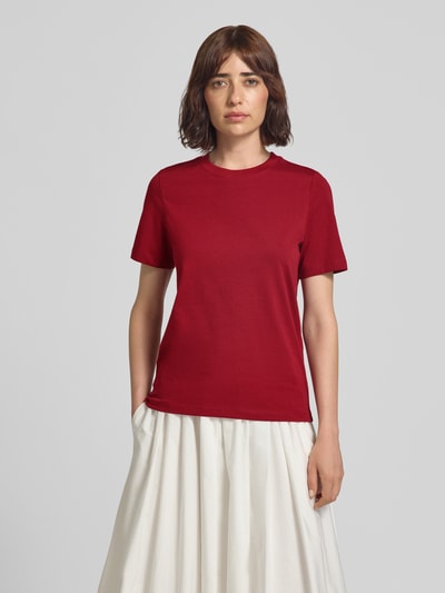 Vrouwenmodel draagt Regular Fit t-shirt van puur katoen model 'PAULINA' van VERO MODA in effen rood, Dames t-shirt, vooraanzicht busteshot.