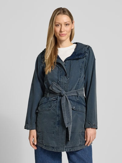 Frauenmodel trägt Jacke mit Bindegürtel Modell 'PREA' von khujo aus Baumwoll-Mix, Regular-Fit, Kapuze, Label-Stitching, Ganzkörperansicht von vorne. Rückenlänge bei Größe S: 37 cm, Schulterbreite: 44 cm, Brustweite: 45 cm, Ärmellänge: 53 cm.