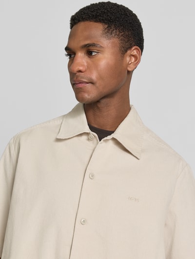 Männermodel trägt Regular Fit Cordhemd aus Baumwoll-Mix Modell 'LAKITH_M' von BOSS Orange, Optik: Unifarben, Nahaufnahme Oberkörper
