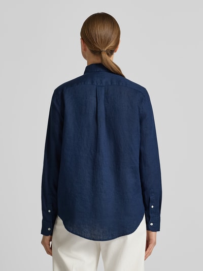 Kobieta prezentuje Bluzkę koszulową z czystego lnu Polo Ralph Lauren, kolor granatowy, luźny krój, długość tyłu 70 cm, widok z tyłu.