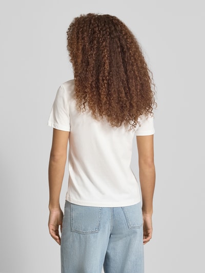 Frauenmodel trägt Damen T-Shirt Regular Fit T-Shirt aus reiner Baumwolle Modell 'KITA' von Only, Optik: Unifarben, Kurzarm, Materialverarbeitung: Jersey, Rückansicht Ganzkörper.