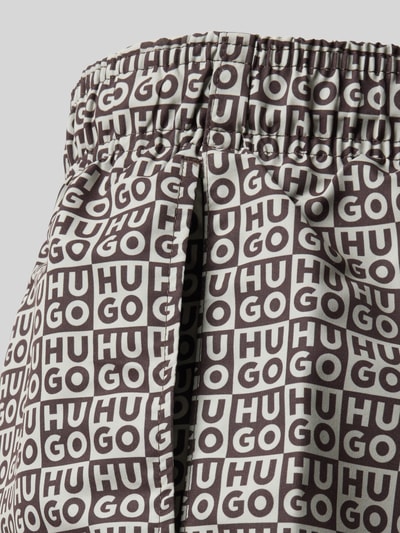 Produktfoto, Badehose mit Label-Schriftzug von HUGO für Herren, Allover-Label-Schriftzüge in Schwarz und Weiß, glatte Textur