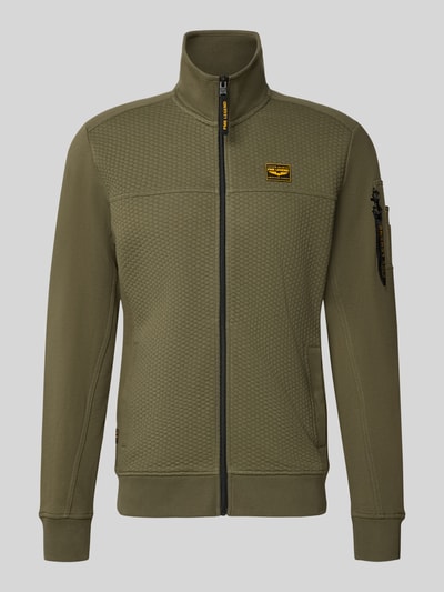 Produktfoto, Sweatjacke mit Stehkragen und Label-Patch von PME Legend in Olivgrün, Material-Mix mit Strukturmuster, Reißverschlusstasche am Ärmel, Straight Fit, sichtbare Label-Details, Baumwoll-Anteil im Stoff.