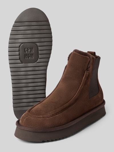 Produktfoto, brauner Leder-Textil-Mix, abgerundete Spitze, elastische Einsätze, Stiefelette mit elastischen Einsätzen Modell 'CPH267' von Copenhagen, Warmfutter, sichtbare Profilsohle, Absatzhöhe 4 cm, Schafthöhe 12 cm, Schaftweite 9 cm
