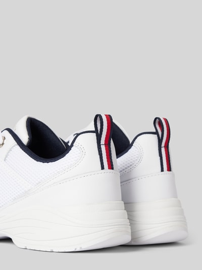 Tommy Hilfiger Sneakersy z detalem z logo Biały 2