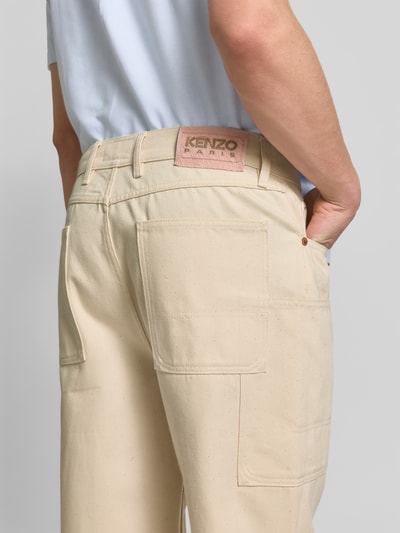 Männermodel trägt Straight Fit Jeans mit Cargo-Taschen von Kenzo aus Baumwoll-Mix in Beige mit 5-Pocket-Design, Detailaufnahme Rückansicht.