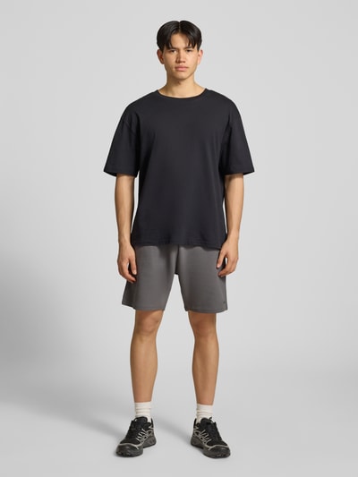 Männermodel trägt Shorts mit Strukturmuster von REVIEW aus Baumwoll-Mix, Regular-Fit, elastischer Bund, Ganzkörperansicht von vorne.