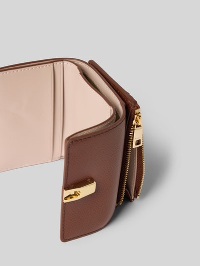 Productfoto, Portemmonaie und Kartenetui im Set aus Leder Modell 'IRIDE' van FURLA, echt leer met structuurpatroon, bruine kleur, muntvak met ritssluiting, kaartenvakken en overslag met pinsluiting