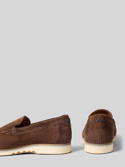 Productfoto, Loafers uit echt leer model 'De Oister' van Floris Van Bommel in velourslook, afgeronde pasvorm, hakhoogte maat 44: 3 cm, schachthoogte maat 44: 8 cm, schachtbreedte maat 44: 12 cm, bruin, crèmekleurige zool, eenvoudige vormen en zachte textuur.