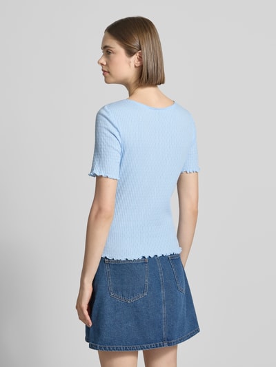 Frauenmodel trägt Damen T-Shirt mit Strukturmuster und Muschelsaum, Modell 'Lune' von OH APRIL aus reiner Baumwolle, Ganzkörperansicht Rückansicht.
