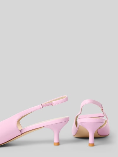Produktfoto, Pumps mit Pfennigabsatz von Marc Cain in zartem Rosa mit elastischem Riemen, Applikation, glatte Struktur, 5 cm Absatzhöhe, 1 cm Schafthöhe.