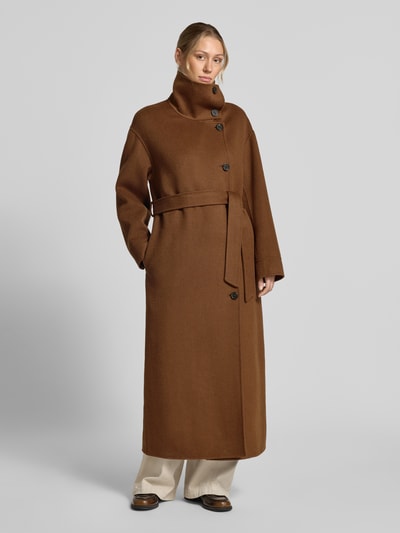 Frauenmodel trägt Mantel aus Woll-Mix mit Stehkragen Modell 'PANAME' von OAKWOOD in Braun, taillierte Passform, Ganzkörperansicht von vorne.