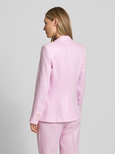 Frauenmodel trägt Slim Fit Blazer aus Leinen mit Pattentaschen Modell 'BORELI' von Mango in zartem Rosa, Reverskragen, Knopfverschluss, Rückenlänge 65 cm, Brustweite 45 cm, Ärmellänge 63 cm, Ganzkörperansicht Rückansicht.