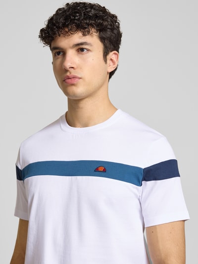 Männermodel trägt Regular Fit T-Shirt mit Logo-Detail Modell 'Caserio' von Ellesse aus reiner Baumwolle, Kurzärmelig, Rundhalsausschnitt, Nahaufnahme Oberkörper.