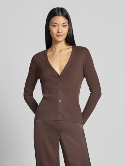 Frauenmodel trägt Cardigan in Strick-Optik mit Baumwoll-Anteil von Marc Cain, braun, tailliert, V-Ausschnitt, Ganzkörperansicht von vorne.