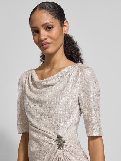 Modelka kobieca nosi Knielanges Cocktailkleid mit Wasserfall-Ausschnitt od Vera Mont, kolor jasnobeżowy, materiał z fakturą, krój slim fit, długość do kolan, dekolt typu woda, marszczenia, długość tyłu w rozmiarze 36: 95 cm, szerokość w rozmiarze 36: 36 cm, długość rękawa w rozmiarze 36: 30 cm, zbliżenie na górną część ciała