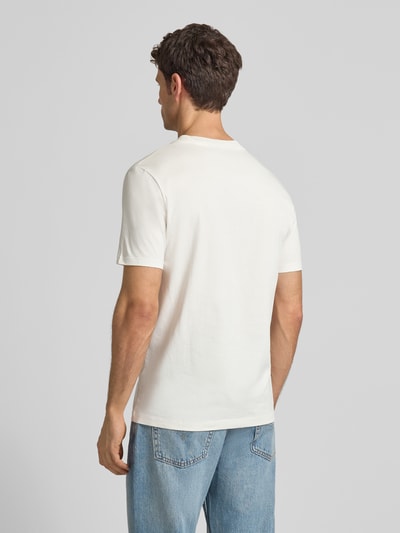 Männermodel trägt Regular Fit T-Shirt aus reiner Baumwolle Modell 'DEYSS' von HUGO in Unifarbe, Kurzarm, Ganzkörperansicht Rückansicht.
