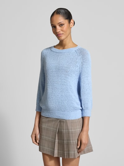 Frauenmodel trägt Strickpullover mit Rundhalsausschnitt und 3/4-Arm von monari, Baumwoll-Mix, Regular Fit, hellblau, Nahaufnahme Oberkörper.