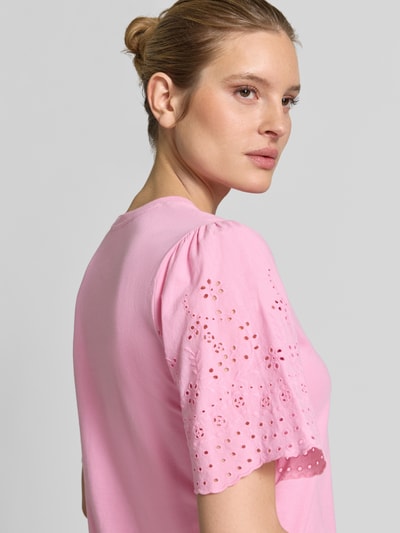 Frauenmodel trägt T-Shirt mit Lochstickerei Modell 'LEX' von YAS in Rosa, reine Baumwolle, Regular Fit, Nahaufnahme Oberkörper.