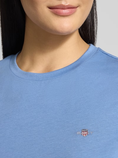 Vrouwenmodel draagt T-shirt met Labelstitching en ronde hals van Gant, puur katoen, regular fit, detailopname bovenlichaam.