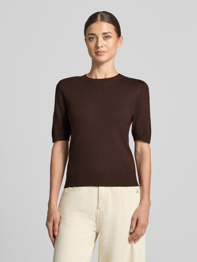 Frauenmodel trägt Regular Fit Pullover aus Viskose-Mix von s.Oliver RED LABEL in Dunkelbraun zu heller Hose, Ganzkörperansicht von vorne.