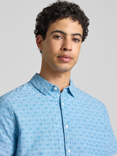 Männermodel trägt Regular Fit Freizeithemd mit Kentkragen Modell 'ABAN' von Blend, Baumwoll-Leinen-Mix, Allover-Look, Nahaufnahme Oberkörper.
