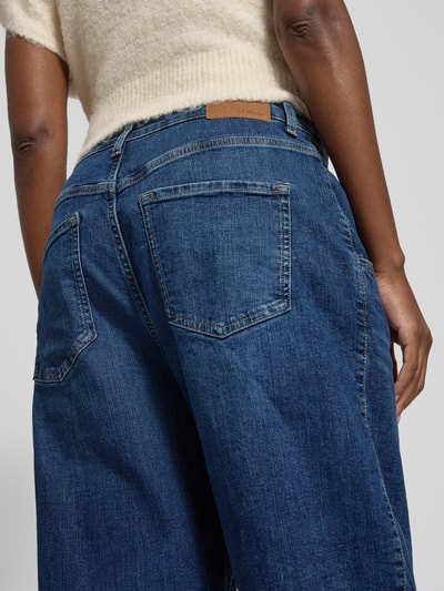 Frauenmodel trägt Barrel Leg Jeans aus Baumwoll-Mix von s.Oliver RED LABEL in Melange-Optik, High-Waist, 4-Pocket-Design, Nahaufnahme Rückansicht.