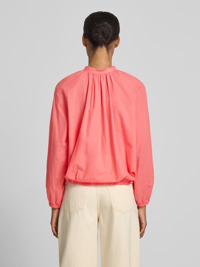 Frauenmodel trägt Relaxed Fit Bluse mit Stehkragen von More & More aus Reine Baumwolle, langärmelig, mit Raffungen, Rückenlänge 58 cm, Ganzkörperansicht Rückansicht.