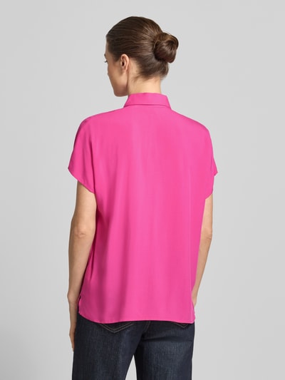 Frauenmodel trägt Regular Fit Bluse aus Viskose von Christian Berg Woman in Pink mit Hemdblusenkragen, Knopfleiste, Rückenlänge 64 cm, Ganzkörperansicht Rückansicht.