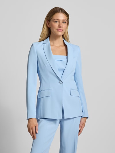 Frauenmodel trägt Blazer mit Reverskragen und Pattentaschen von Jake*s Cocktail, hellblauer Material-Mix mit Stretch-Anteil, taillierter Schnitt, Knopfverschluss, Nahaufnahme Oberkörper.