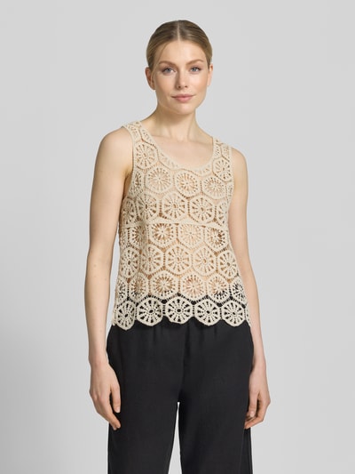 Kobiece modelka nosi Regular Fit Blusentop aus Baumwoll-Mix Modell 'ELSA' od Vero Moda, kolor jednolity, bez rękawów, detal koronki, długość cropped, dekolt okrągły, materiał bawełniany, widok całej sylwetki z przodu.