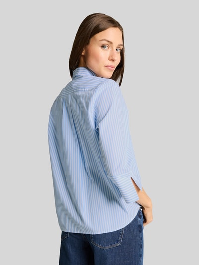 Frauenmodel trägt Regular Fit Hemdbluse aus Lyocell-Baumwoll-Mix von Tom Tailor, Optik:Allover-Muster, Passform: Regular-Fit, Hemdkragen, gestreift, einreihige Knopfleiste, Kimonoärmel, Materialverarbeitung: Popeline, Ganzkörperansicht Rückansicht.