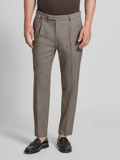 Männermodel trägt Anzughose mit Bügelfalten Modell 'salto' von CINQUE in Grau, Regular Fit, Material-Mix, Nahaufnahme Oberkörper.