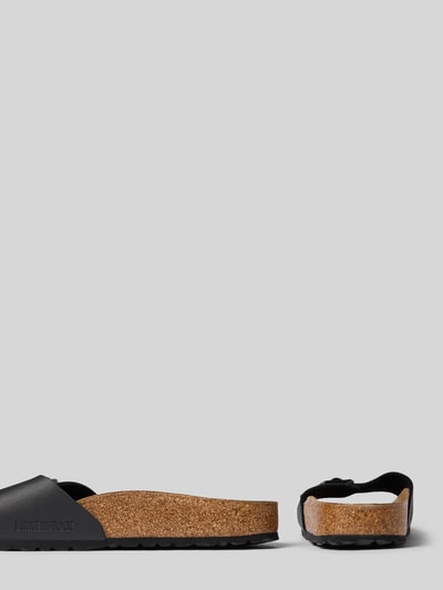 Produktfoto, Slipper in Leder-Optik Modell 'Madrid' van Birkenstock, zwarte kleur, afgeronde pasvorm, logodetail, hakhoogte maat 40: 3 cm