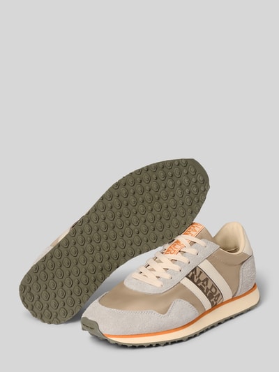 Produktfoto, Sneaker aus Leder-Textil-Mix Modell 'SHARD' von Napapijri, beige und oliv, runde Spitze, Profilsohle, Labeldetails, glatte und strukturierte Texturen, Schnürung sichtbar, Größenhinweise für Schaft und Absatz integriert