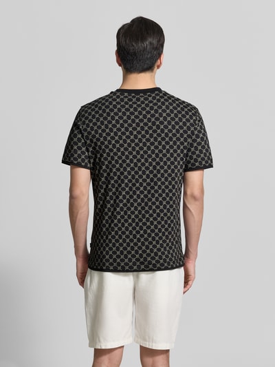 Männermodel trägt T-Shirt mit Logo-Muster und Rundhalsausschnitt von JOOP! Collection aus Baumwoll-Lyocell-Mix, Regular-Fit, Rückenlänge 69 cm, Ganzkörperansicht Rückansicht.