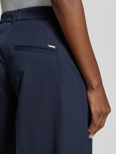 Frauenmodel trägt Regular Fit Culotte aus Baumwoll-Mix Modell 'MELLI' von Brax, Optik: Unifarben, Materialverarbeitung: Popeline, Nahaufnahme Rückansicht.