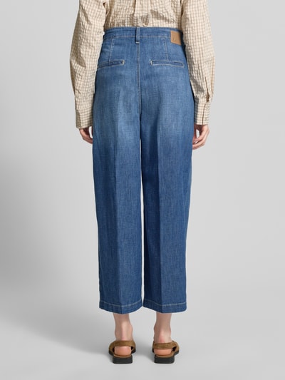 Frauenmodel trägt Wide Fit Jeans mit Leinen-Anteil Modell 'Mayla' von Raffaello Rossi in mittlerem Blau mit Bundfalten, Gesäßtaschen, Eingrifftaschen, Leinen-Baumwoll-Mix, verkürzte Passform, Ganzkörperansicht Rückansicht.