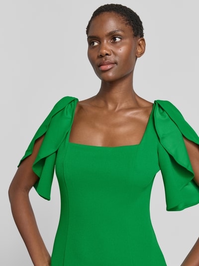 Frauenmodel trägt Cocktailkleid mit Karree-Ausschnitt von Adrianna Papell in kräftigem Grün, Material-Mix mit Stretch-Anteil, figurbetontes Minikleid, Nahaufnahme Oberkörper. Rückenlänge bei Größe 36: 86 cm, Brustweite 39 cm, Ärmellänge 26 cm.