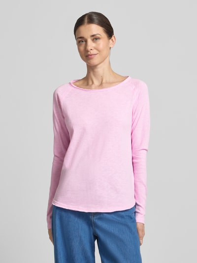 Frauenmodel trägt Longsleeve mit Rollsaum von Rich & Royal in Rosa, reine Baumwolle, Regular Fit, Rundhalsausschnitt, Ganzkörperansicht von vorne.