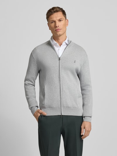 Männermodel trägt Strickjacke mit Reißverschluss von Polo Ralph Lauren in Hellgrau, reine Baumwolle, Regular-Fit, Stehkragen, Eingrifftaschen, Label-Stitching, gerippte Abschlüsse, Ganzkörperansicht von vorne.