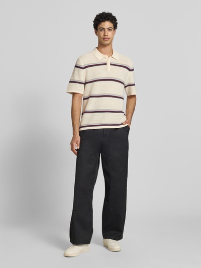 Männermodel trägt Regular Fit Poloshirt mit Streifenmuster Modell 'MAINE' von Jack & Jones, Reine Baumwolle, Knopfleiste, Ganzkörperansicht von vorne.