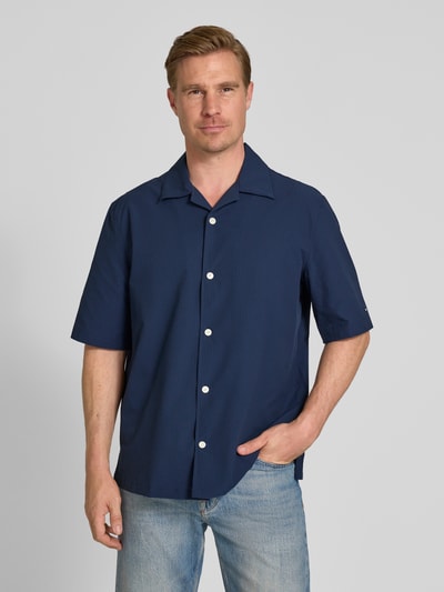 Männermodel trägt Relaxed Fit Freizeithemd aus Seersucker-Material von Tommy Hilfiger, Optik:Allover-Muster, Ganzkörperansicht von vorne.